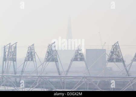 Stratford, London, UK. 19 février 2013. Silhouette de l'édifice d'échardes, représenté à l'arrière-plan comme le Parc Olympique et le centre-ville de Londres se prélasser sous un soleil voilé. Credit : amer ghazzal / Alamy Live News Banque D'Images