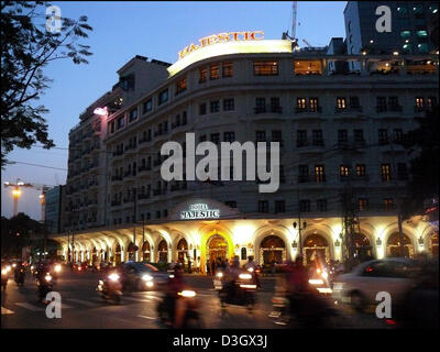 Le légendaire Grand Hotel Majestic 5 étoiles, ouvert en 1925 est situé au cœur de la ville, donnant sur la rivière Saigon, à seulement 20 minutes de l'Aéroport International, avec des œuvres d'architecture coloniale française, ici au coucher du soleil Banque D'Images