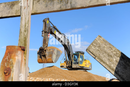 La régénération des plages à Hayling Island, Hampshire, Royaume-Uni, avec l'utilisation des machines de l'usine Banque D'Images