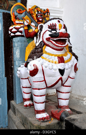 Lion de pierre monté par shiva côté droit de l'entrée de Hunuman Dhoka, ancien Palais Royal, place Durbar, Katmandou, Népal Banque D'Images