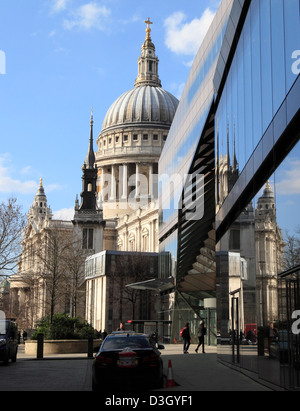 La Cathédrale St Paul en compte dans un nouveau centre commercial de changement les immeubles de bureaux dans la ville de London England UK GO Banque D'Images