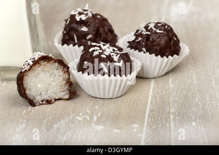 Trois et une moitié de lait de coco avec du riz recouvert de chocolat doux-amer truffes sur bois Banque D'Images