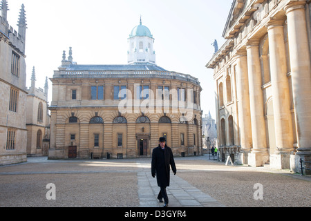 Un scout d'Oxford aux portes de la Bodleian et le Sheldonian . Banque D'Images