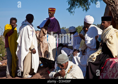 Un prêtre se lit dans les Écritures, l'Église, Lalibela, Éthiopie Banque D'Images