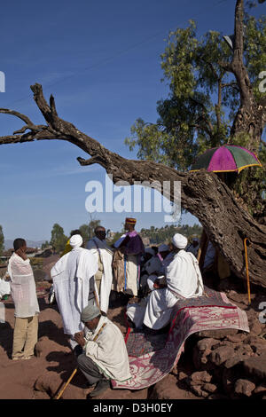 Un prêtre se lit dans les Écritures, l'Église, Lalibela, Éthiopie Banque D'Images
