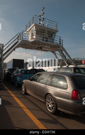 Voitures dont un break gris en stationnement sur la Dartmouth Ferry plus élevé en prenant des véhicules de Kingswear Banque D'Images