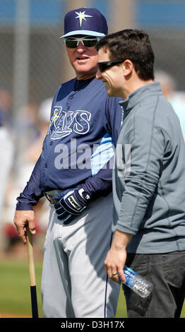 19 février 2013 - Saint Petersburg, Floride, États-Unis - JAMES BORCHUCK | fois rayons Manager Joe Maddon .rire avec Andrew Friedman, vice-président exécutif des opérations de baseball et directeur général de les Rays de Tampa Bay le mardi à Port Charlotte, FL. (Crédit Image : © James/Borchuck ZUMAPRESS.com) Tampa Bay Times/ Banque D'Images