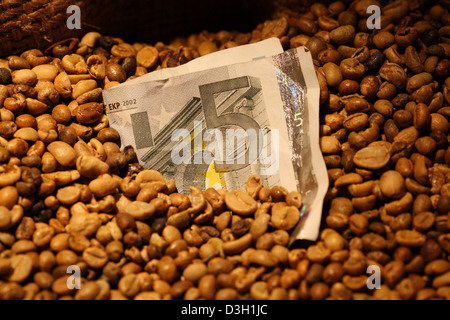 Hambourg, Allemagne, les grains de café dans un sac de jute avec une note de 5 euros Banque D'Images