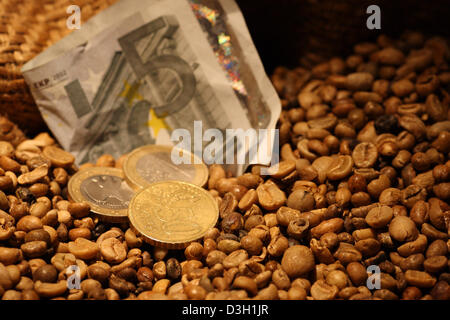 Hambourg, Allemagne, les grains de café dans un sac de jute avec une note de 5 euros et des pièces Banque D'Images