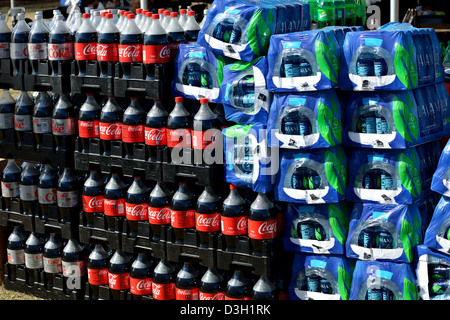 Les boissons gazeuses et eau embouteillée Banque D'Images