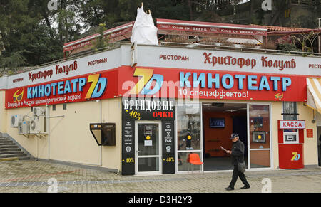Un homme passe devant un cinéma 7D cinéma sur la promenade du front de mer à Sotchi, Russie, le 5 février 2013. Les Jeux Olympiques d'hiver de 2014 vont avoir lieu dans la station de la mer Noire de Sotchi. Photo : Jan Woitas Banque D'Images