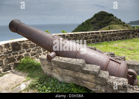 Un canon sur Rodney Point, St Lucia, avec crête de signal au-delà. Banque D'Images