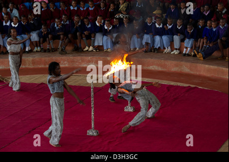 Acrobat show à Bomas du Kenya, Nairobi, Kenya Banque D'Images