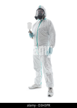 Peintre au coverall vêtements blancs, un respirateur et spray gun shot over white background Banque D'Images