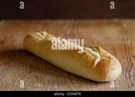 Du pain artisanal français Pain sur la planche à découper en bois Banque D'Images