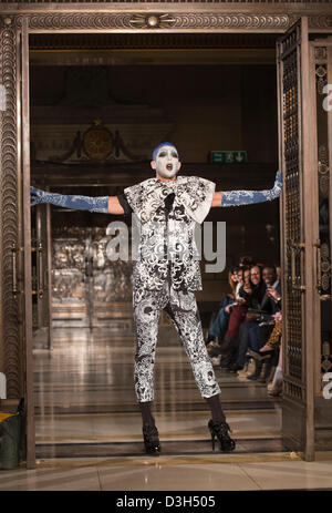 Londres, Royaume-Uni. 19 février 2013. Ziad Ghanem au défilé Fashion Scout/franc-maçon's Hall lors de la London Fashion Week. Photo : Alamy/CatwalkFashion Live News Banque D'Images
