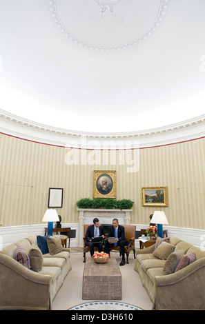 Le président américain Barack Obama rencontre le directeur de rédaction de Jon Favreau dans le bureau ovale de la Maison Blanche le 14 janvier 2013 à Washington, DC. Banque D'Images