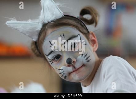 Portrait d'une fille de 5 ans et le visage peint comme une souris lors d'un carnaval partie dans le jardin d'enfants. Leipzig, Allemagne. Banque D'Images