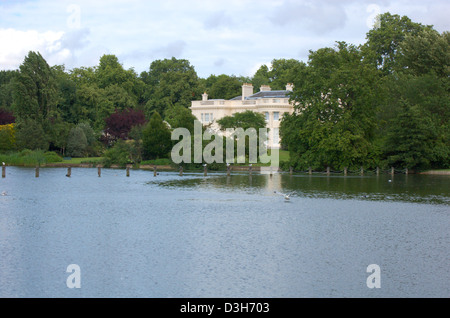 Étang de plaisance et l'hôtel particulier de Regents Park à Londres, Angleterre Banque D'Images