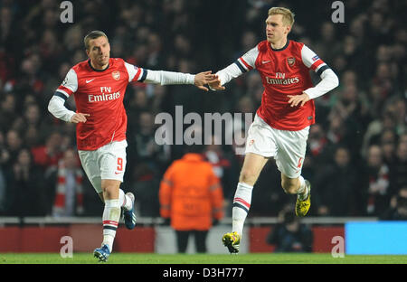 L'arsenal Lukas Podolski (L) célèbre avec p. Mertesacker après avoir marqué le 1-2 au cours de la Ligue des Champions Tour de jambe premier 16 match de foot entre Arsenal FC et le FC Bayern de Munich à l'Emirates Stadium à Londres, Angleterre, le 19 février 2013. Photo : Andreas Gebert/dpa  + + +(c) afp - Bildfunk + + + Banque D'Images