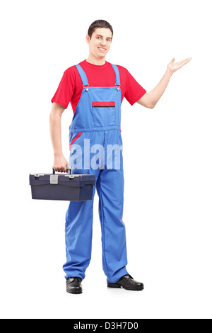 Portrait d'un réparateur tenant une boîte à outil et gesticulant isolé sur fond blanc Banque D'Images
