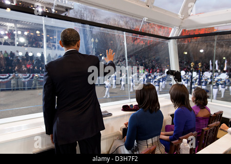 Le président américain Barack Obama et la Première Dame Michelle Obama et ses filles Malia et Sasha regarder la parade inaugurale du stand de révision sur Pennsylvania Avenue Janvier 21, 2013 à Washington, DC. Banque D'Images