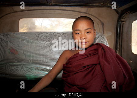 Jeune moine assis à l'arrière d'une voiture, Bagan Banque D'Images