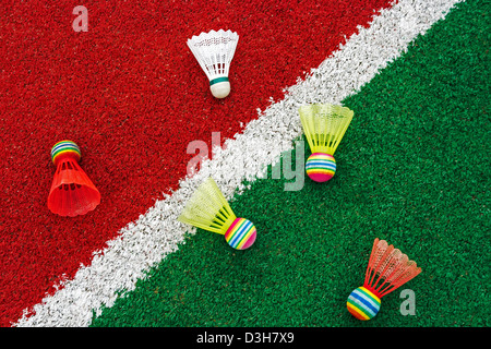 Badminton volants colorés, placés sur le terrain synthétique. Banque D'Images