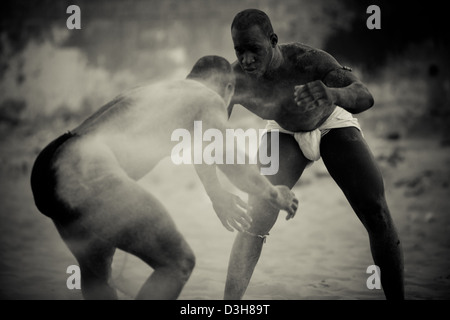 Lutteurs sénégalais à Dakar une formation dans le sable Banque D'Images