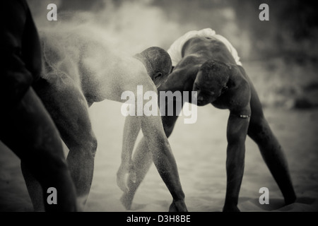 Lutteurs sénégalais à Dakar une formation dans le sable Banque D'Images