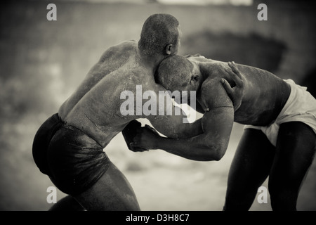 Lutteurs sénégalais à Dakar une formation dans le sable Banque D'Images