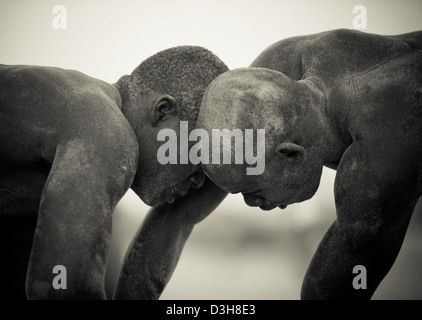 Lutteurs sénégalais à Dakar une formation dans le sable Banque D'Images