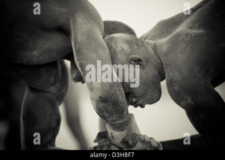 Lutteurs sénégalais à Dakar une formation dans le sable Banque D'Images
