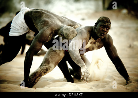 Lutteurs sénégalais à Dakar une formation dans le sable Banque D'Images