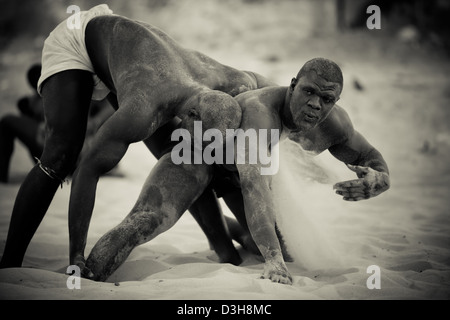 Lutteurs sénégalais à Dakar une formation dans le sable Banque D'Images