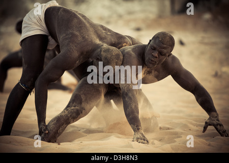 Lutteurs sénégalais à Dakar une formation dans le sable Banque D'Images