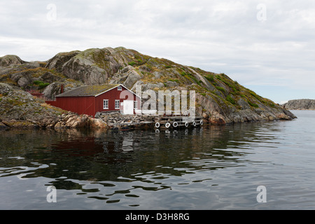 Skärhamn, Suède, maison en bois rouge sur une petite île Banque D'Images