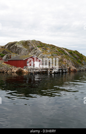 Skärhamn, Suède, maison en bois rouge sur une petite île Banque D'Images