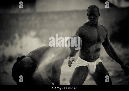 Lutteurs sénégalais à Dakar une formation dans le sable Banque D'Images