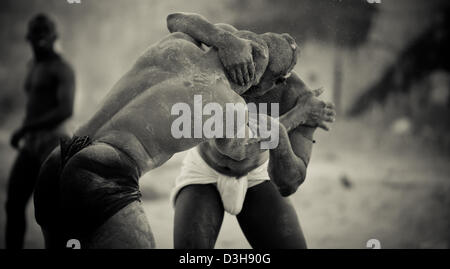 Lutteurs sénégalais à Dakar une formation dans le sable Banque D'Images