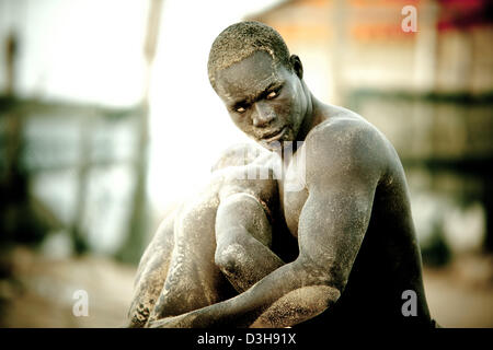 Lutteurs sénégalais à Dakar une formation dans le sable Banque D'Images