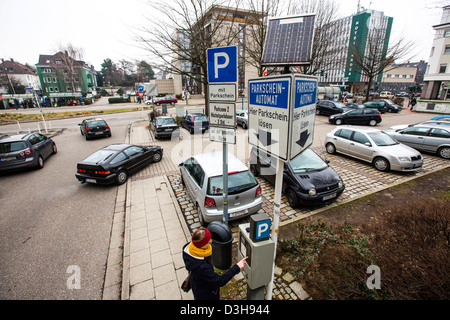 Parking Public, parking. Peut être utilisé après l'achat d'un ticket de parking. Banque D'Images