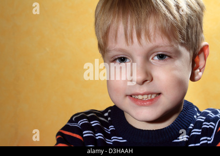 Happy Young boy avec sourire sur son visage Banque D'Images