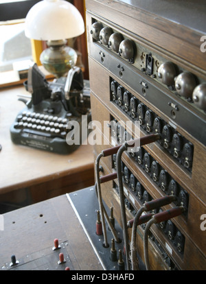 Un ancien standard téléphonique pour une utilisation en gare au début des années 1900. Banque D'Images