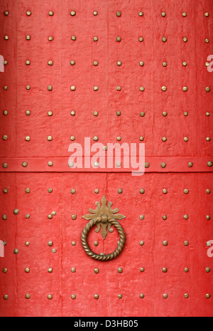 Porte cloutée rouge à la cathédrale de Winchester Banque D'Images