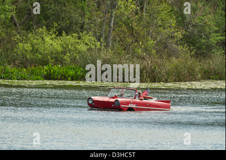 Amphicar location en direction de Lake Griffin sur les haines Creek dans la région de Leesburg, Floride USA Banque D'Images