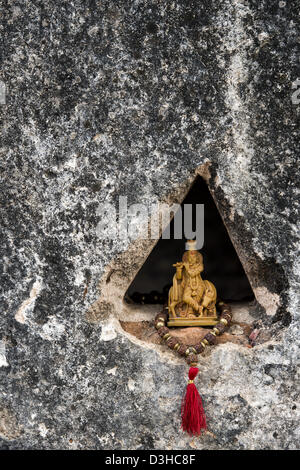 Le Seigneur Krishna statue et indiennes / Rudraksha Mala Japa chapelet dans un mur du temple. L'Andhra Pradesh, Inde Banque D'Images