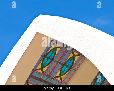 Toit en verre teinté sur une arche d'entrée avec fond de ciel bleu Banque D'Images