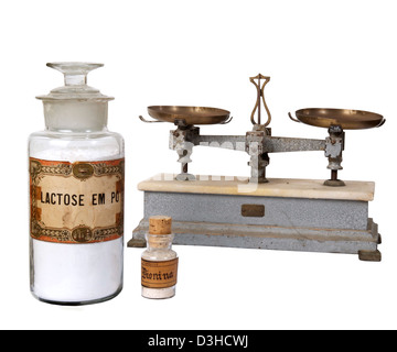 Ce sont de véritables objets pharmaceutiques et médicaments utilisés avant et après l'année 1900. Banque D'Images