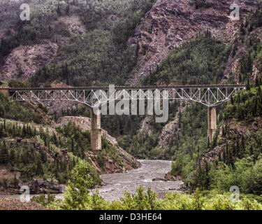 26 juin 2012 - L'Arrondissement de Denali, Alaska, États-Unis - un pont sur la rivière Nenana au Parc National Denali, reliant l'autoroute George Parks, le long de la route de l'Alaska Railroad. (Crédit Image : © Arnold Drapkin/ZUMAPRESS.com) Banque D'Images